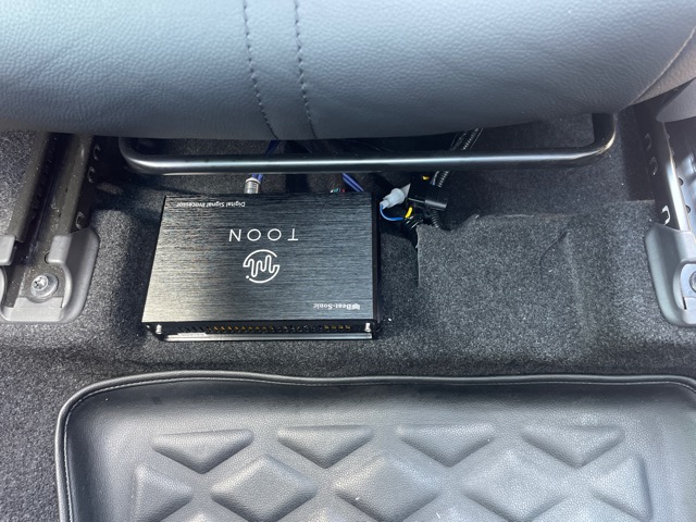 助手席下の前方にビートソニックTOON-X DSP-T3を設置しました。<br>