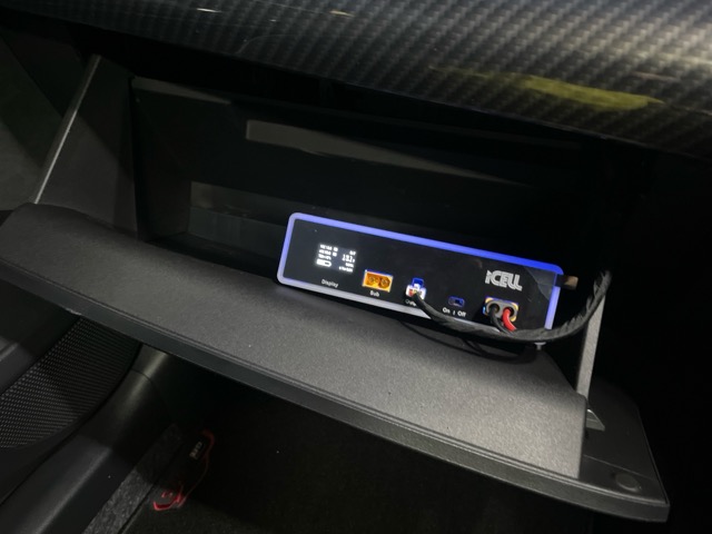 デジタルインナーミラーの駐車監視に伴いiCellバッテリーを使用。<br>お客様のご要望にてグローブBOX内に設置しました。<br>iCellバッテリーB6Aはコンパクトでしたので内部に貼り付け収納できました（＾＾<br>