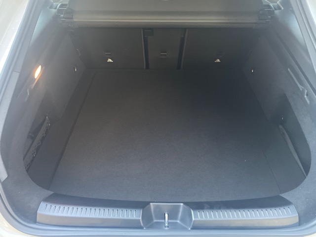 リアは荷物が積めるようにカバーを作成してラゲッジ下にユニットが設置されています。<br>