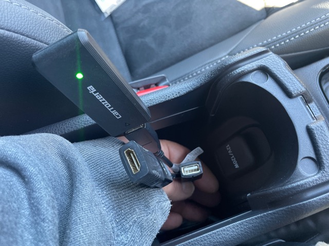 USB＆HDMIケーブルはセンターコンソール内に引き回しを行いました（＾＾<br>