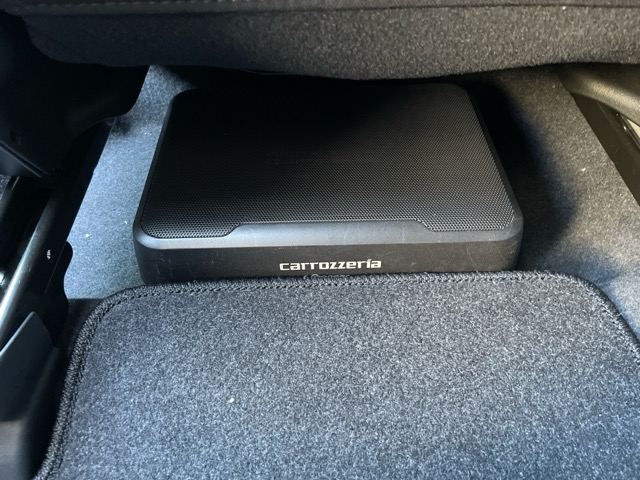 助手席シート下の後方にcarrozzeriaのTS-WX140DAのパワードウーファーを取付しました。接続はDSPアンプのプリアウトを使用し、付属の専用コントローラーはグローブBOX内になります。<br>スピーカーは純正ですがDSPアンプとウーファーの設置でかなり向上しました(^^<br>