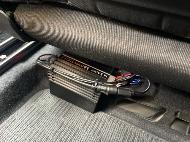 DSPアンプはシート下に専用台座を作成してMATCHのM-5.4 DSP取付し、60W×4chにてフロント2Wayマルチシステムとして設置しました(^^<br>