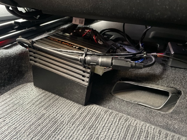 シート下の奥のAudisonのB-CONをデジタルケーブルにてDSPアンプと接続し純正オーディオとBluetoothをURCリモコンでソース切り替えで聴けるようになっております(^^<br>