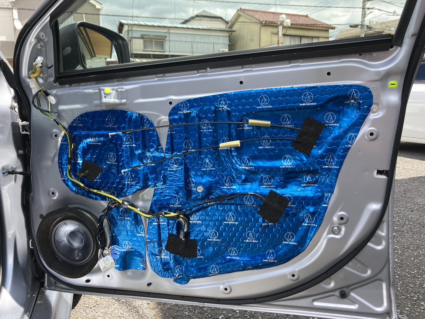 ドア内部はインナーバッフル作成にてミッドウーファーを固定しデッドニング処理を行いました。<br>
