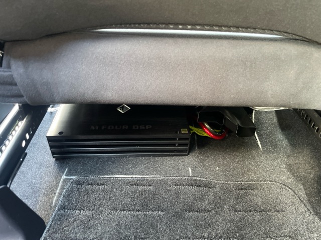 DSPアンプはHELIXのM-Four DSPを助手席シート下に設置し、100W×4chにてフロント2Wayマルチ接続です。<br>