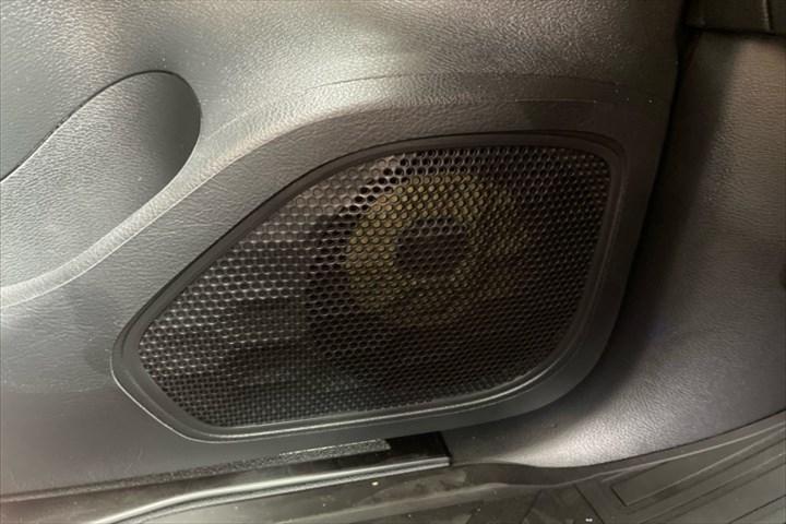 ドアスピーカーも内張りからうっすら黄色いコーンが見えます（＾＾<br>