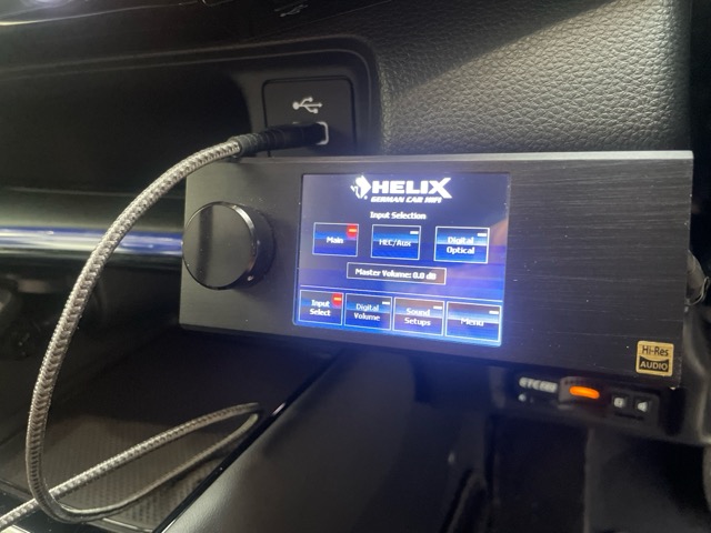 DSPアンプのコントローラーはDirectorタッチパネルリモコンを運転席の操作しやすい場所に設置です。<br>セッティングメモリの呼び出しやウーファー及びデジタル機器のボリューム操作が可能になります。<br>