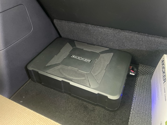 パワードウーファーはKICKERのHS-8をラゲッジスペースに設置です。<br>
