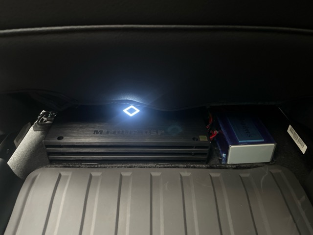 助手席シート下スペースにHELIXのM-FourDSPの4チャンネルDSPアンプとBraimsのキャパシター、SoundSuspensionのHNFを取り付けました。<br>