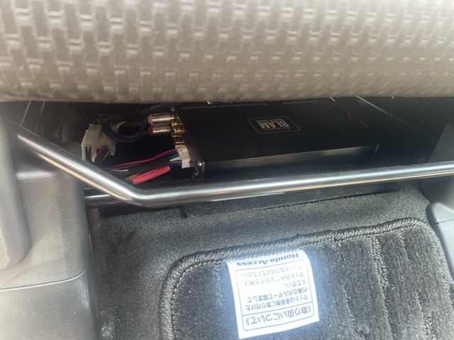 ＤＳＰアンプはＢＬＡＭのＲＡ７０４ ＤＳＰ ＰＲＯを運転席シート下に設置しました。<br>小型の４ｃｈＤＳＰなのでスペースが少ない場所にもお勧めです。<br>