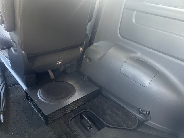ウーファーはＦＯＣＡＬのＩＢＵＳ２０をセカンドシート後方に設置しました。ドアスピーカーでは補えない低音域をカバーしてくれて高音質の影の立役者ですね。<br>