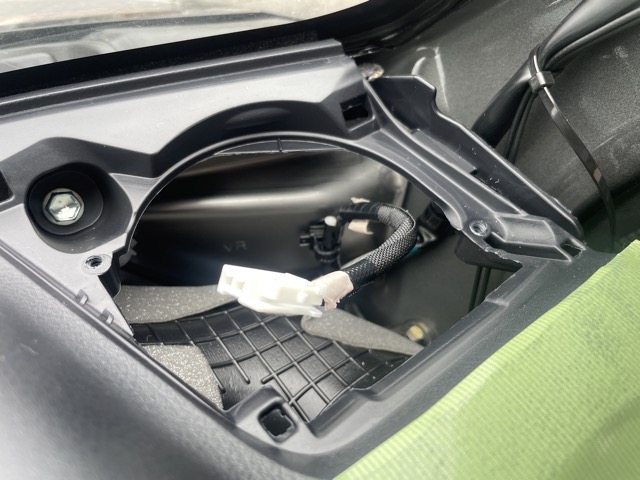 ネジ2本でスピーカーが外れます。<br>