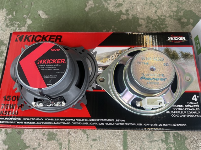 右が純正パイオニアの10ｃｍフルレンジスピーカー、左がＫＩＣＫＥＲのＫＳＣ４０４の10ｃｍ2Ｗａｙになります。<br>