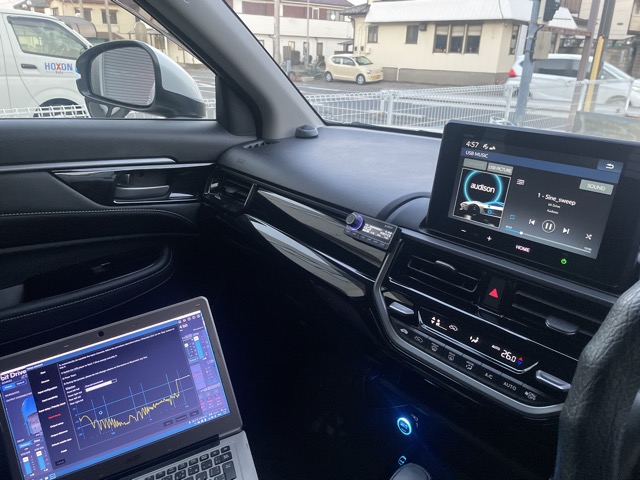 仕上げに専用ソフトにてセッティングを行って終了になります。<br>オプション付ノーマルスピーカーからのＢＯＸウーファーとＤＳＰアンプの追加施工により厚みとパワー感のあるバランスの良いサウンドに仕上がりました（＾＾<br>