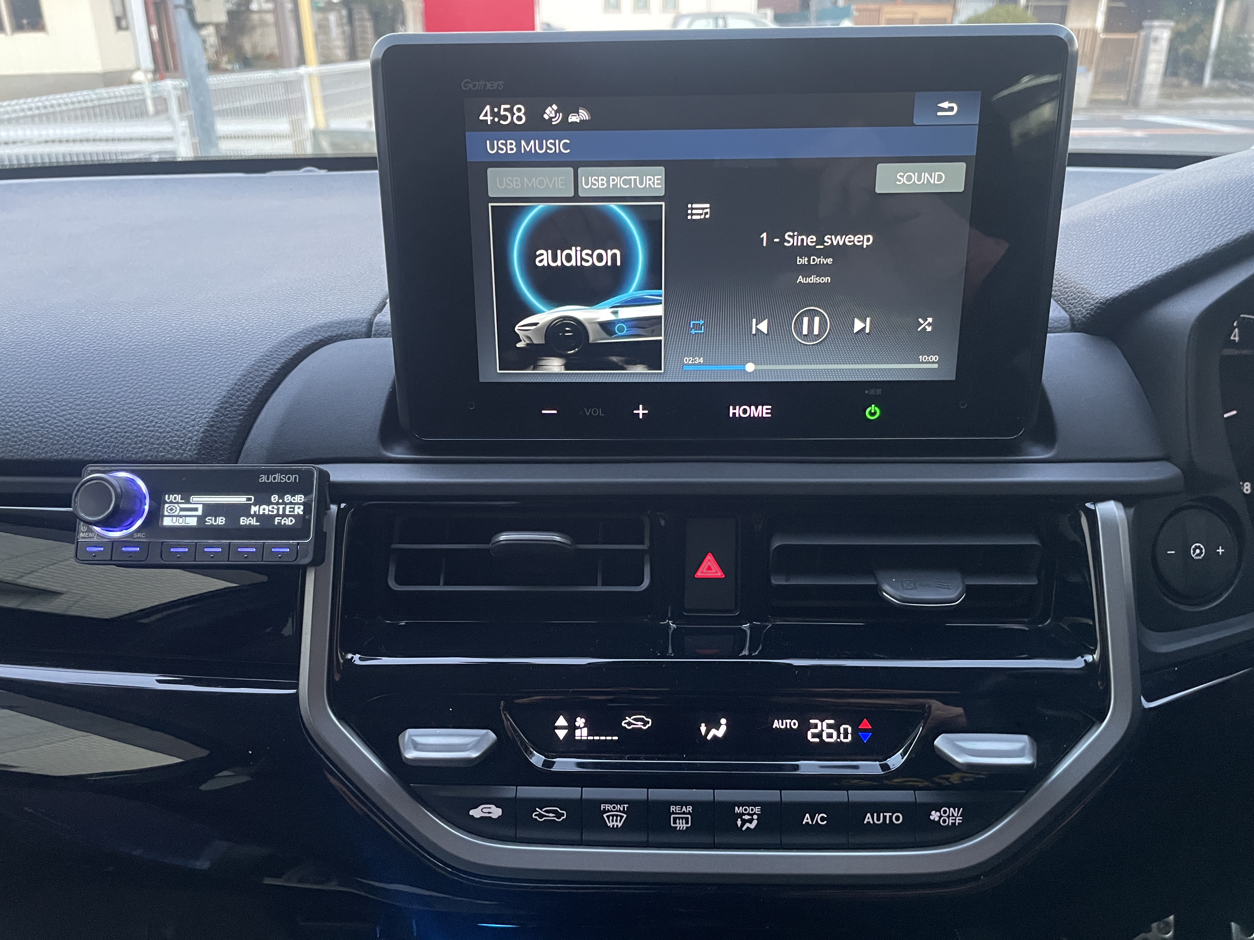 DSPアンプのリモコンはモニター付近に新型のAudison DRC-MP CANを取り付けしました。<br>Bluetoothボリュームやソース切り替えも連動して、その他メモリーやウーファーボリュームが操作でるので使いやすいです（＾＾<br>