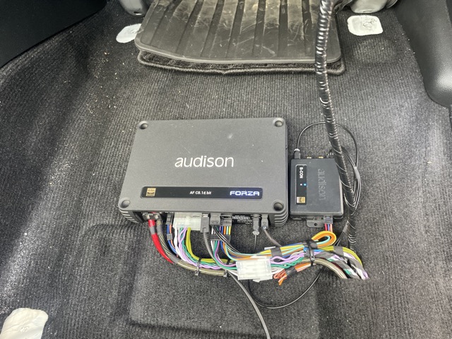 DSPアンプは助手席下にAudisonのForza AF C8.14 bitをフロント、リア、サブウーファー（ブリッジ）にて接続しています。<br>同時にAudisonのB-CONを追加し、DSP直接でのBluetooth入力を可能にします。<br>