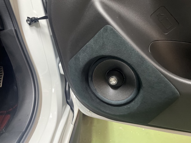 名器TS-Z132PRS 13cmミッドウーファー用にワンオフで仕上げたアウターバッフルになります。<br>スイフトクラスの大きさのお車にサブウーファーとの兼用であれば13ｃｍもお勧めの口径と言えますね。<br>とても抜けが良く音の立ち上がりも早いのがお勧めです。<br>