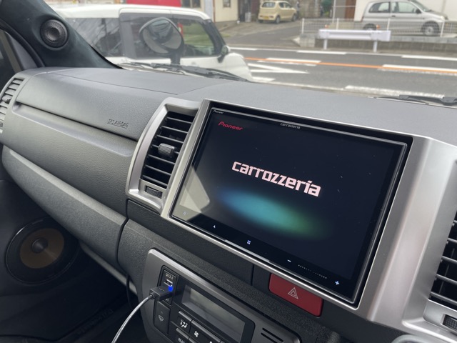 ヘッドユニットは現行の8インチサイバーナビを取付いたしました。バックカメラはアダプターを使用し全方向になっております。<br>