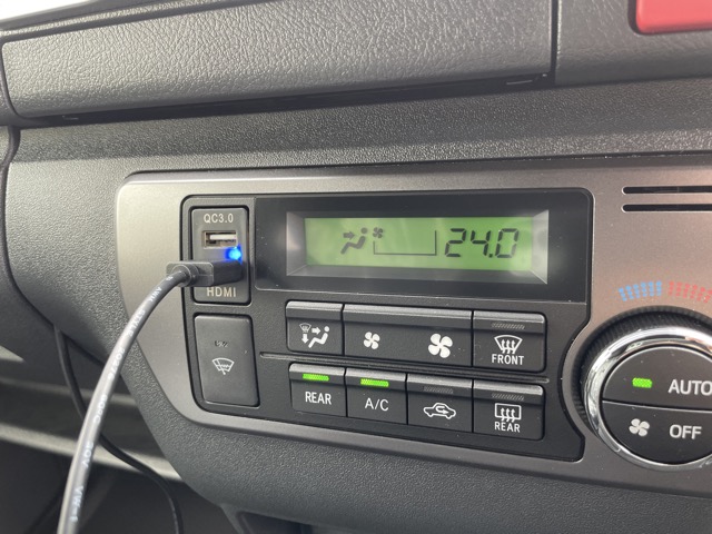 エアコンパネル付近にはUSB充電とHDMI入力を付けさせて頂きミラーリングが出来るようにしてあります。<br>